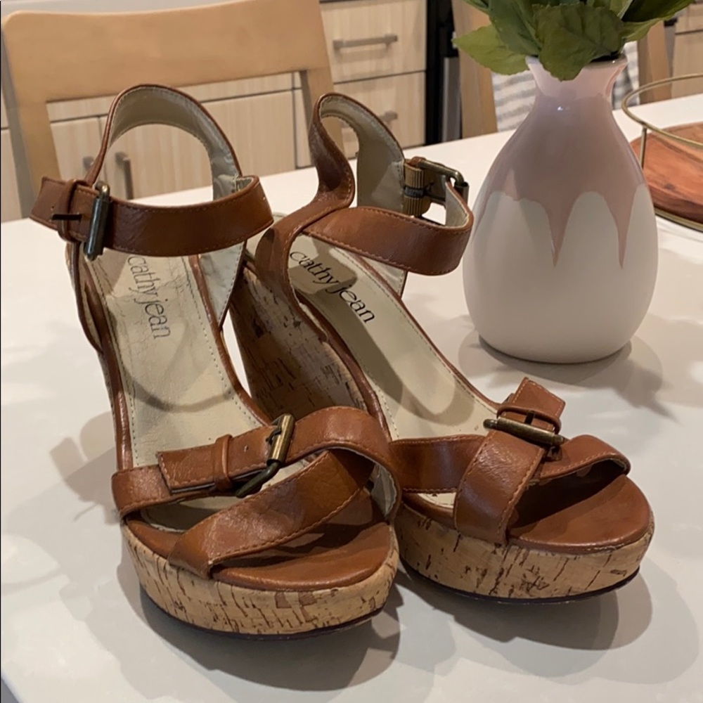 ✨Tan buckle strap cork wedges✨